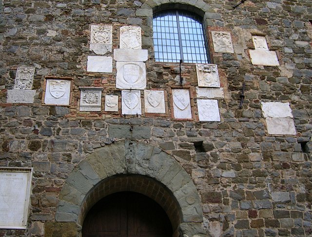 Foto 037 - Montalcino - Palazzo Comunale visto da Piazza Garibaldi.jpg